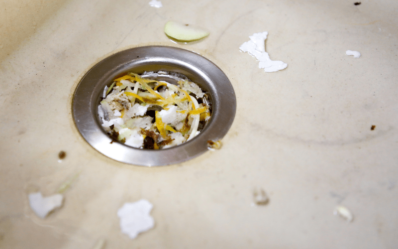 Atascos cocina: cómo prevenirlos cuando tiras restos de comida